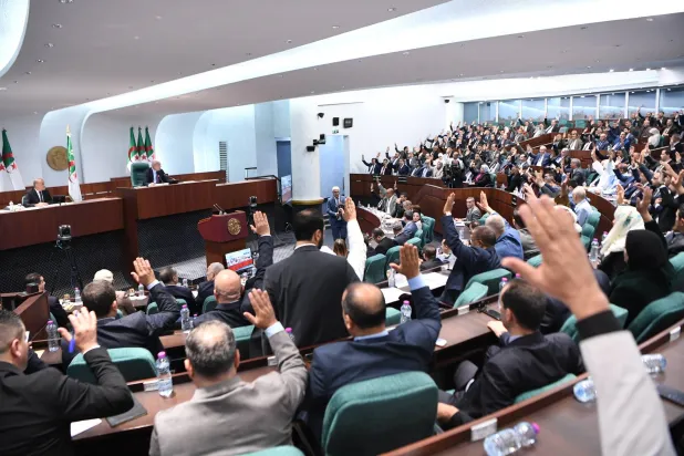 نواب الأغلبية يصوِّتون برفع الأيدي على قانون الميزانية 2026 (إعلام البرلمان)