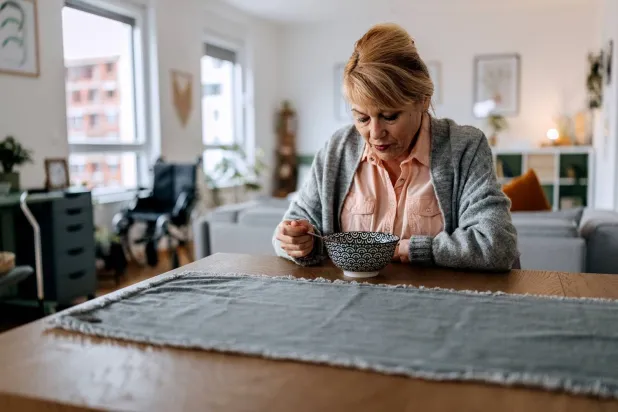 5 تأثيرات سلبية لتناول المسنين وجباتهم بمفردهم