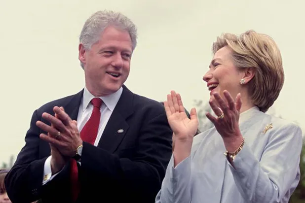 الرئيس الأميركي الأسبق بيل كلينتون والسيدة الأولى هيلاري كلينتون في واشنطن خلال يوليو 2000 (غيتي)