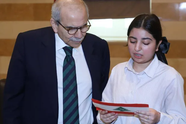 رئيس الحكومة نواف سلام مستقبلاً طلاباً من مدرسة الثناء جب جنين الذين جالوا في أرجاء السرايا واطلعوا على معالمها وذلك بمناسبة عيد الاستقلال (رئاسة الحكومة)