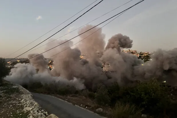 تصاعد الدخان بعد غارات إسرائيلية على طير فلسيه بجنوب لبنان يوم 19 نوفمبر 2025 (رويترز)