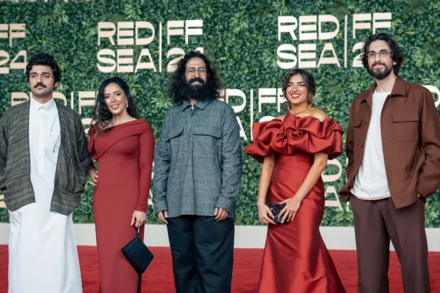 مع صناع فيلمه «صيفي» في الدورة الماضية من مهرجان البحر الأحمر (حسابه على «فيسبوك»)