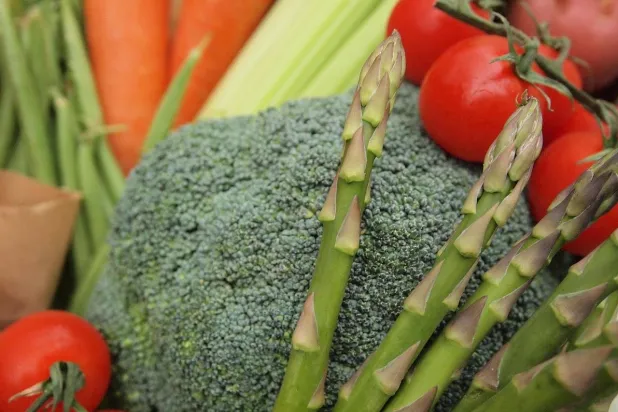 الهليون أم البروكلي: أيهما أفضل من حيث الكالسيوم وفيتامين ج وحمض الفوليك؟