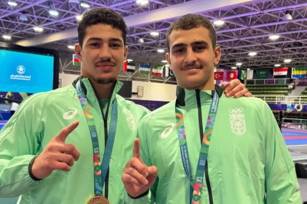 الشقيقان عمر وعبد الله يحتفلان بالإنجاز (الشرق الأوسط)