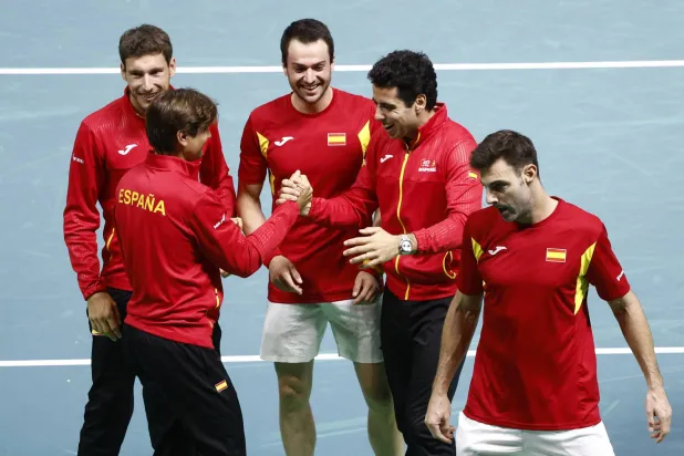 Tennis - Davis Cup - Final 8 - Spain v Czech Republic - SuperTennis Arena, Bologna, Italy - November 20, 2025 Spain's Marcel Granollers and Pedro Martinez celebrate with teammates after winning the doubles match against Czech Republic's Tomas Machac and Jakub Mensik to win the series REUTERS/Alessandro Garofalo
