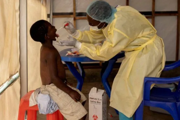 ممرض يأخذ عيّنة من طفل مشتبه في إصابته بمرض جدري القردة بجمهورية الكونغو الديمقراطية 19 يوليو 2024 (رويترز)