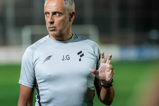 غوميز خلال إشرافه على تدريبات «الفتح» الأخيرة (نادي الفتح)