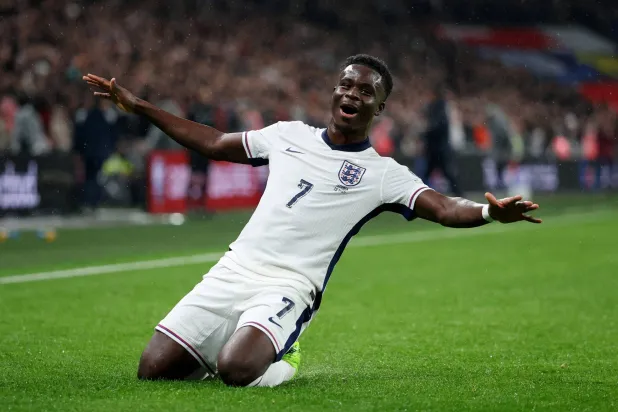 ساكا محتفلاً بأحد أهدافه مع إنجلترا في التصفيات المونديالية الأخيرة (رويترز)