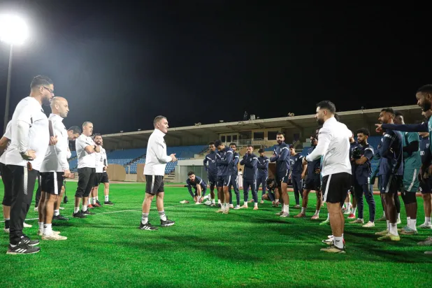 قادري يوجه لاعبي الحزم خلال التدريبات الأخيرة (موقع النادي)