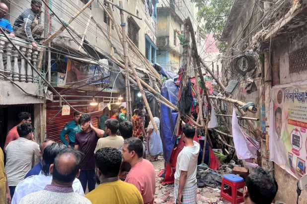 Residents stand in an alley after vacating their house next to a fallen scaffolding following an earthquake in Dhaka, Bangladesh, November 21, 2025. REUTERS/Mohammad Ponir Hossain