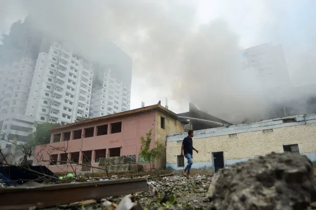 دخان يتصاعد من موقع انفجار في كراتشي... باكستان 21 أغسطس 2025 (رويترز)