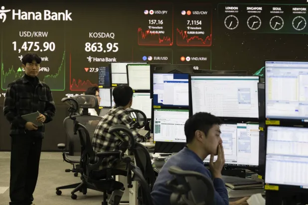 يعمل متداولون أمام شاشات مراقبة ببنك هانا في سيول (إ.ب.أ)