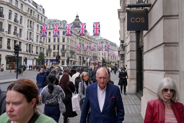 متسوقون في شارع ريجنت بوسط لندن (رويترز)