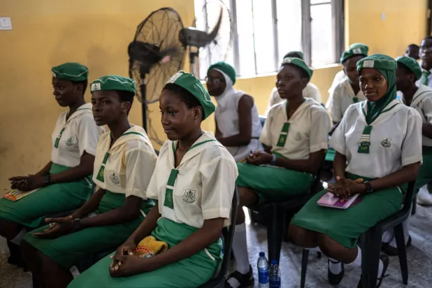 طالبات يجلسن في أحد الفصول الدراسية أثناء زيارة الأمير البريطاني إدوارد إلى مدرسة نيو إيرا الثانوية للبنات في لاغوس بنيجيريا يوم 20 نوفمبر 2025 (أ.ف.ب)