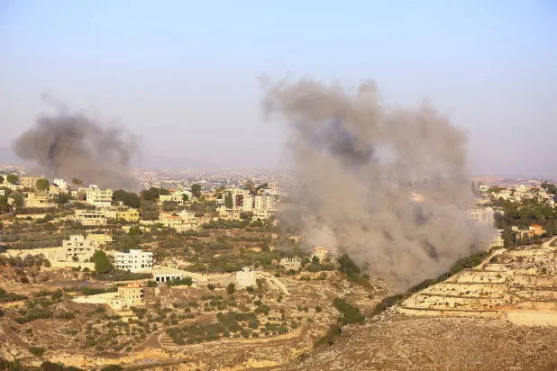 تصاعد الدخان بعد غارات إسرائيلية على بلدة شحور جنوب لبنان... 19 نوفمبر 2025 (رويترز)