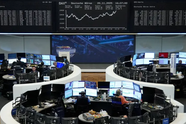 رسم بياني لمؤشر الأسهم الألماني «داكس» معروض في بورصة فرانكفورت (رويترز)
