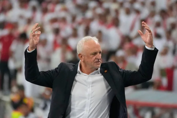 الأسترالي غراهام أرنولد المدير الفني للمنتخب العراقي (أ.ب)