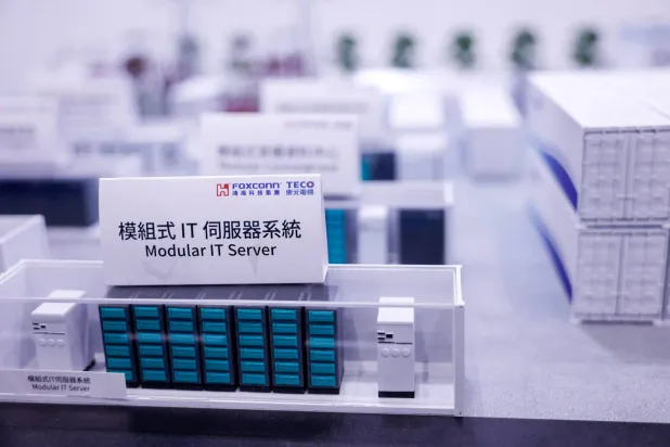 نموذج مصغر لنظام خوادم تقنية المعلومات المعيارية معروض في يوم التكنولوجيا السنوي لشركة «فوكسكون» في تايبيه (رويترز)