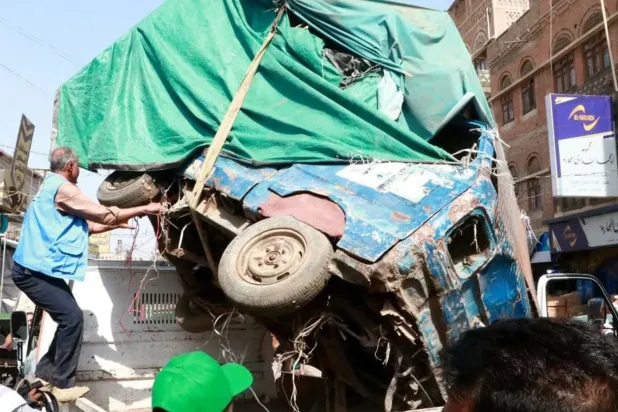 Sana'da bir sokak satıcısına ait seyyar arabaya el koyan bir Husi üyesi, (X)