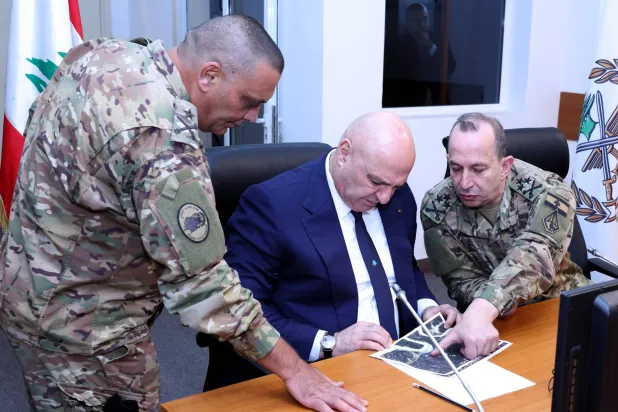 الرئيس اللبناني جوزيف عون يطلع على الخرائط من قائد الجيش وقائد قطاع جنوب الليطاني في جنوب لبنان (الرئاسة اللبنانية)