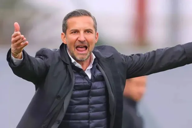 الألماني جوزيف زينباور المدير الفني لشبيبة القبائل الجزائري (نادي الرجاء)