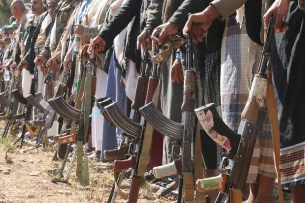 موالون للحوثيين خلال استعراض مسلح في مديرية شرعب السلام بتعز (إعلام حوثي)