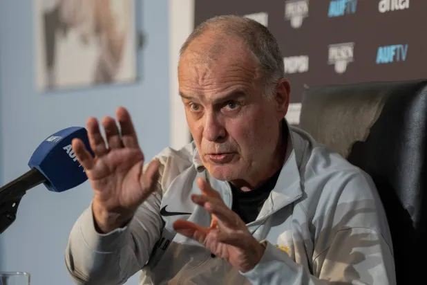 مارسيلو بيلسا مدرب أوروغواي (أ.ب)