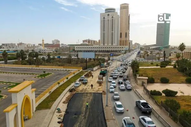 أعمال رصف في أحد الشوارع الرئيسية بالعاصمة طرابلس (إعلام حكومة «الوحدة»)