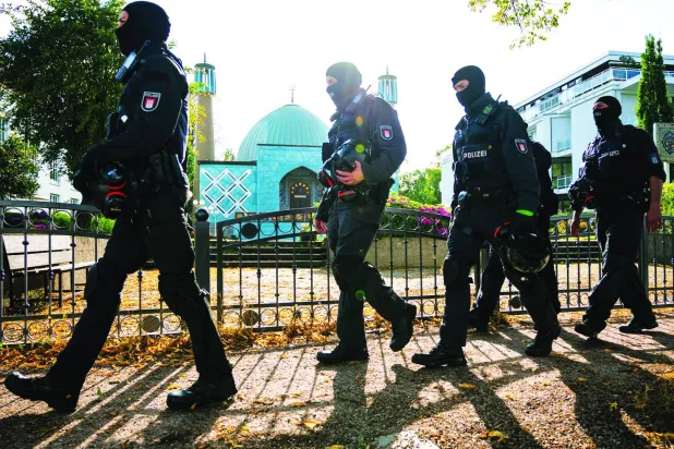 عناصر من الشرطة الألمانية خارج «المركز الإسلامي» التابع للسفارة الإيرانية في هامبورغ خلال مداهمة يوليو 2024 (أ.ب)