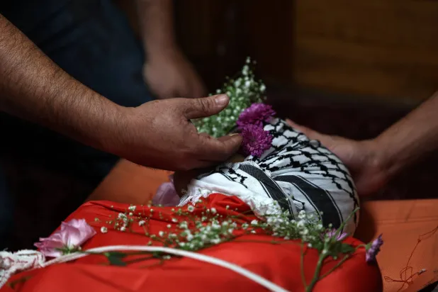 خلال تشييع سامي إبراهيم سامي مشايخ البالغ 16 عاماً في قرية كفر عقب شمال القدس الجمعة (إ.ب.أ)