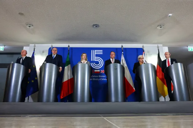 وزراء دفاع ألمانيا وفرنسا وإيطاليا وبولندا والمملكة المتحدة ومسؤولة السياسة الخارجية للاتحاد الأوروبي كايا كالاس خلال مؤتمر صحافي عقب اجتماع في برلين (رويترز)