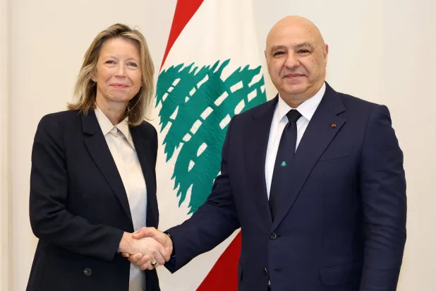 الرئيس اللبناني جوزيف عون خلال استقباله الممثلة الخاصة للاتحاد الأوروبي لحقوق الإنسان كايسا أولونغرين (الرئاسة اللبنانية)