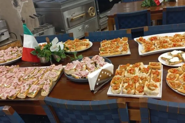 مجموعة من الأطباق الإيطالية واللبنانية من تنفيذ الشيف مارادونا يوسف (السفارة الإيطالية)