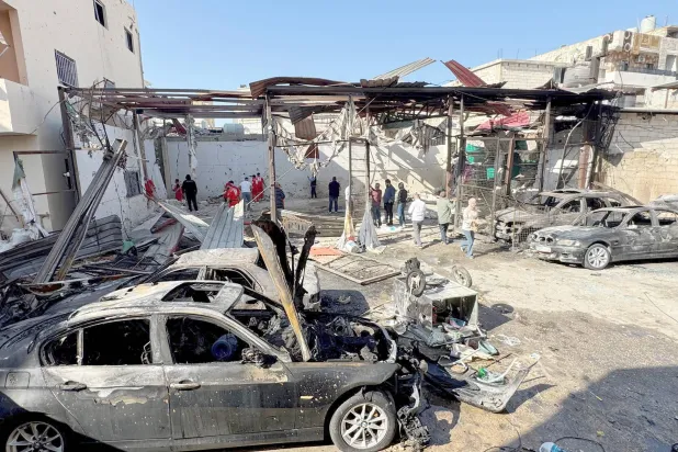 أشخاص يتفقدون موقع استهداف إسرائيلي، ليل الثلاثاء، بمخيم عين الحلوة للاجئين الفلسطينيين في صيدا بجنوب لبنان (رويترز)