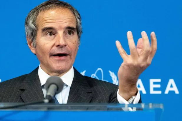 مدير عام الوكالة الدولية للطاقة الذرية رافائيل غروسي متحدثاً للصحافة عقب اجتماع مجلس المحافظين بمقر الوكالة في فيينا الأربعاء 19 نوفمبر (أ.ف.ب)