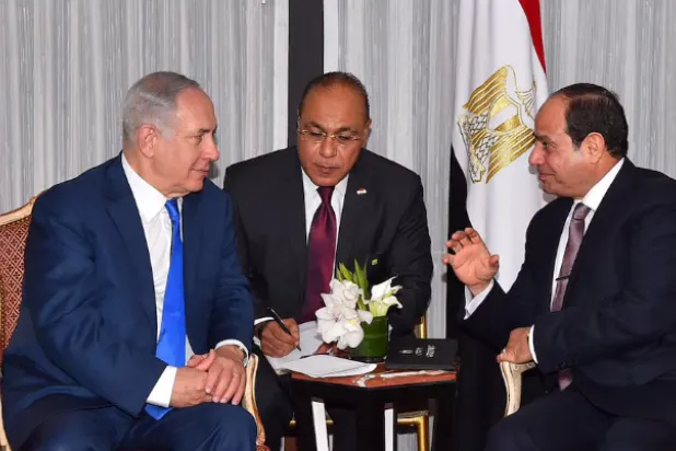 الرئيس المصري عبد الفتاح السيسي خلال لقاء رئيس الوزراء الإسرائيلي على هامش اجتماع الجمعية العامة للأمم المتحدة 2017 (رويترز)