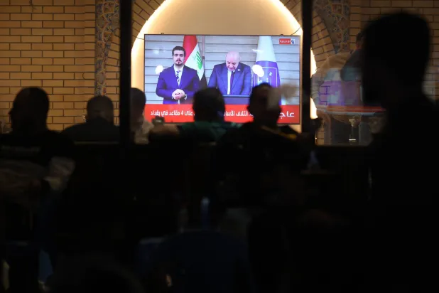 يجتمع عراقيون في أحد المقاهي ببغداد لمتابعة إعلان النتائج النهائية للانتخابات في بغداد 17 نوفمبر 2025 (أ.ف.ب)