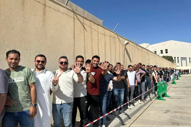 مصريون في طابور للإدلاء بأصواتهم في قنصلية بلادهم بالرياض (تنسيقية شباب الأحزاب)