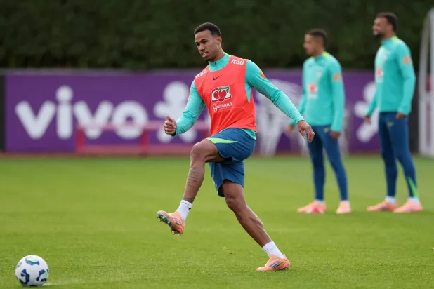 غابرييل لاعب آرسنال يغيب للإصابة (رويترز)