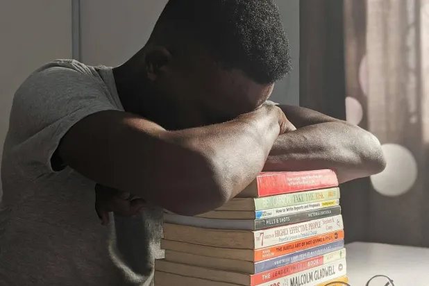 لقيلولة مثالية استرح على كرسي أو أريكة لتجنب النوم الطويل في سريرك المريح (بيكسلز)