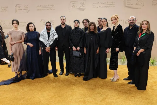 صنّاع الفيلم مع والدة هند رجب (مؤسسة الدوحة للأفلام)