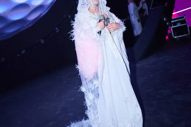 ارتدت الفنانة هيفاء وهبي خلال الأمسية الغنائية أزياء مُستوحاة من التراث السعودي (حسابها على فيس بوك)