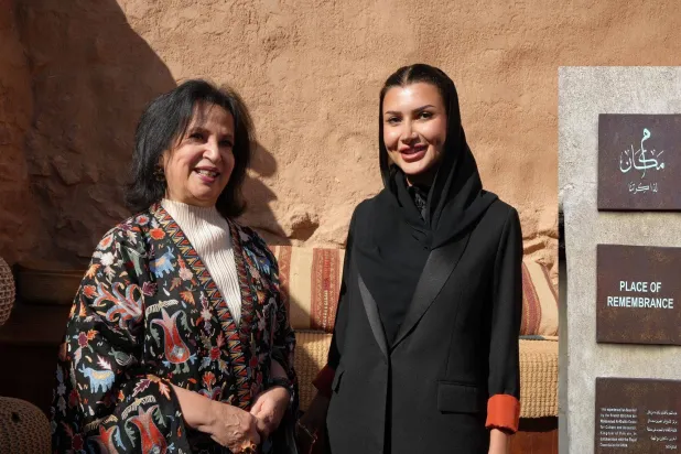 الشيخة ميّ بنت محمد آل خليفة مع عبير العقل الرئيسة التنفيذية للهيئة الملكية لمحافظة العلا (الشرق الأوسط)