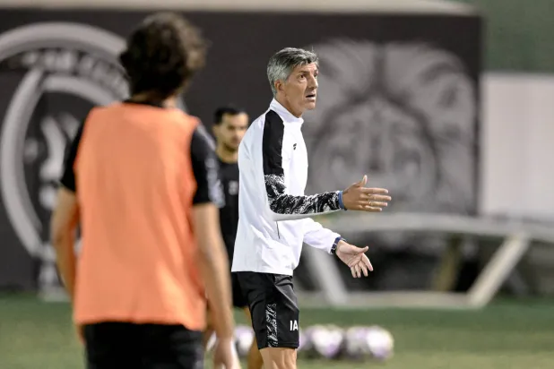 ألغواسيل لدى إشرافه على تدريبات الشباب الأخيرة (موقع النادي)