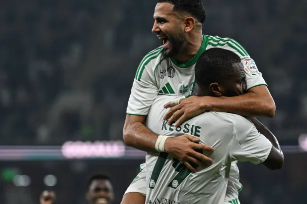 كيسيه يحتفل مع محرز بالهدف (تصوير: علي خمج)