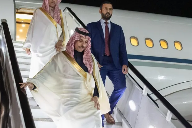 الوفد السعودي برئاسة وزير الخارجية الأمير فيصل بن فرحان لدى وصوله إلى جوهانسبرغ الجمعة (واس)