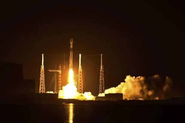 عملية إطلاق سابقة لصاروخ تابع لشركة «سبيس إكس» (د.ب.أ)