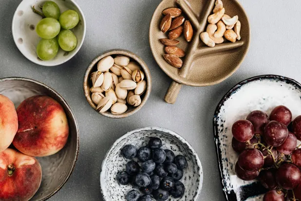 اللوز والفستق من المكسرات الغنية بالعناصر الغذائية (بيكسلز) 