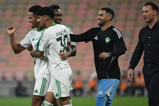 يايلسه يشارك لاعبيه فرحة الهدف الأول (تصوير: علي خمج)