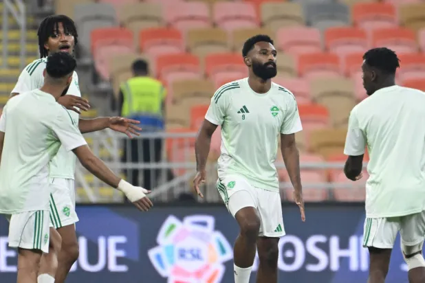 البريكان يجري تمارين الإحماء مع لاعبي الأهلي قبل مباراة القادسية (تصوير: علي خمج)